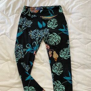 OS lulaRoe leggings black background and tropical florals